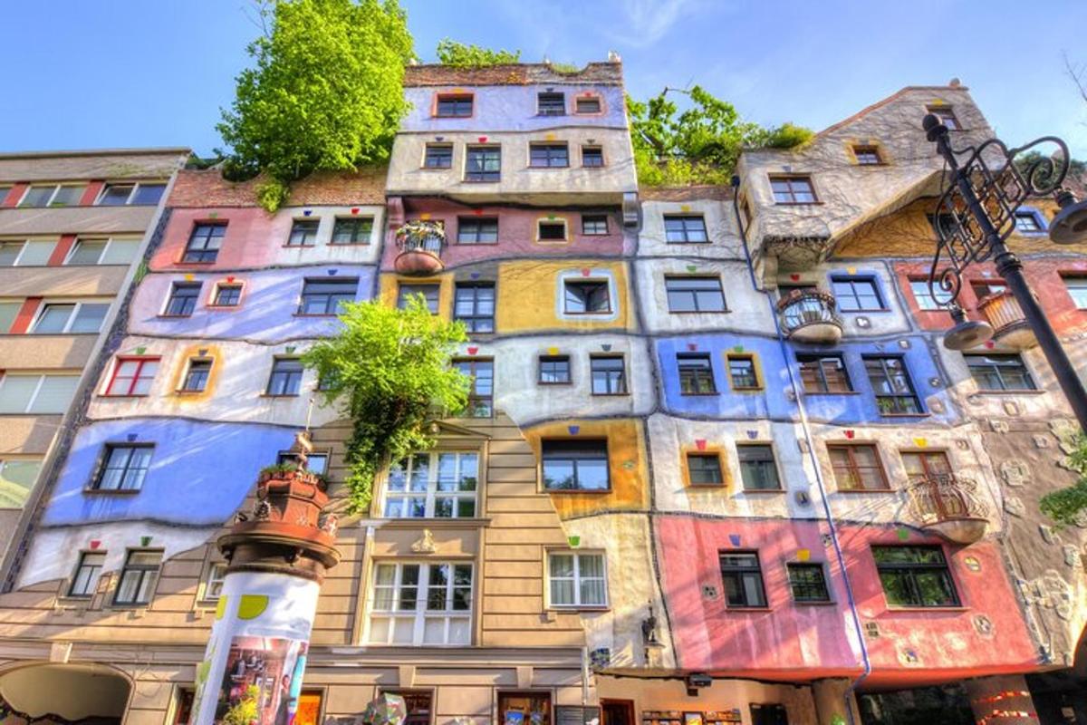 un edificio alto con molte finestre su una strada