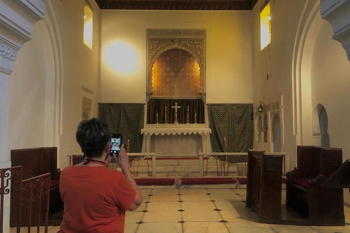 una persona fent una foto d'una església