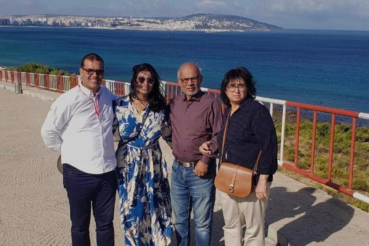 un grup de persones dretes al costat de l'oceà