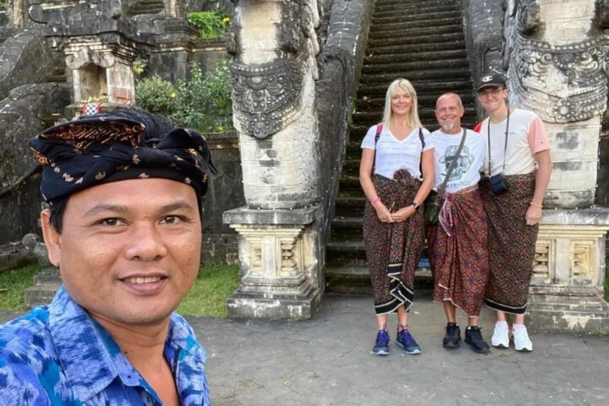 grupp inimesi, kes seisavad templi ees