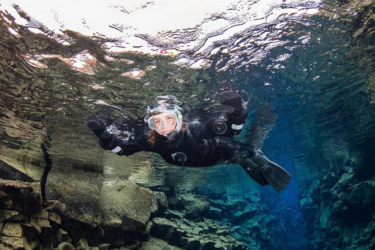 una persona in muta che nuota nell'acqua