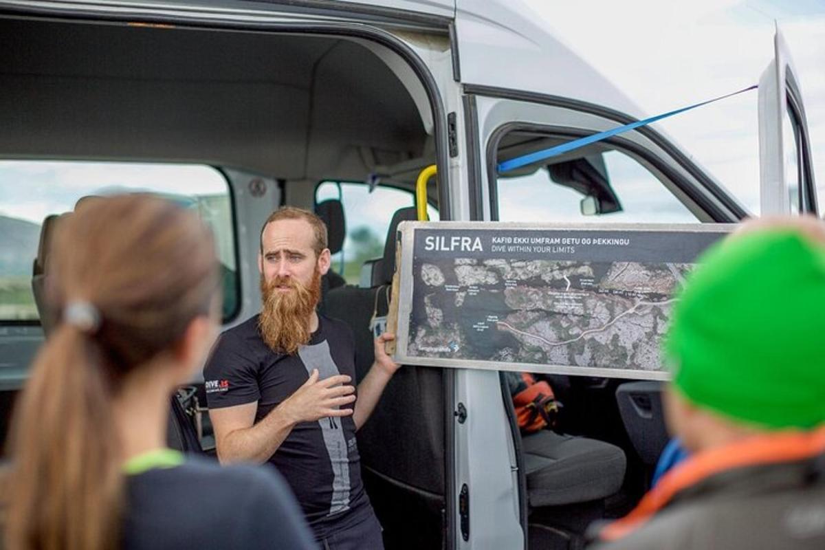 un uomo con la barba in piedi all'interno di un autobus