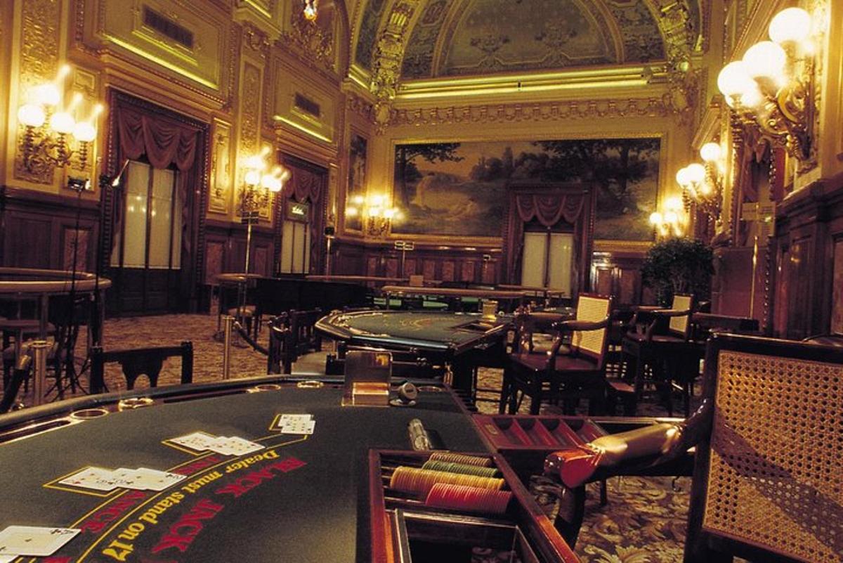 velika soba s poker mizo v igralnici