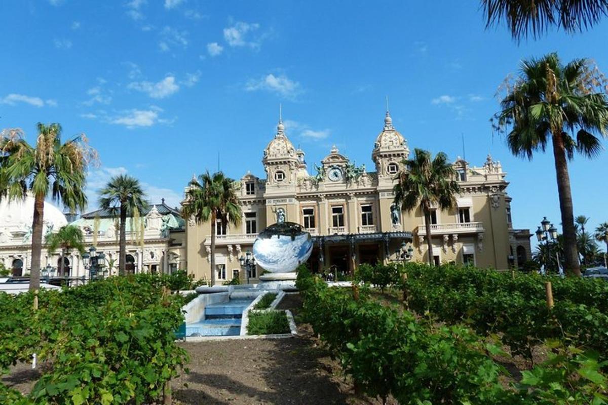 um grande edifício com um grande vaso na frente