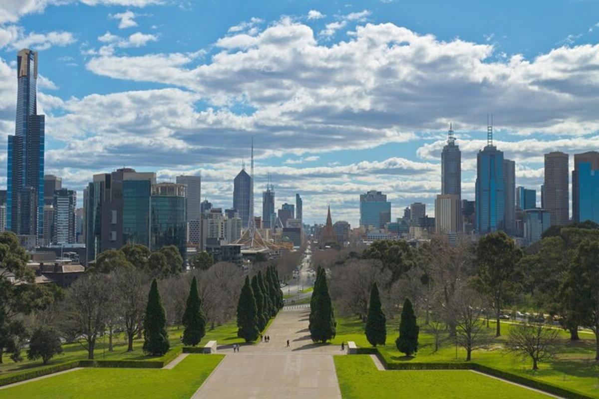 park s panoramatem města v pozadí