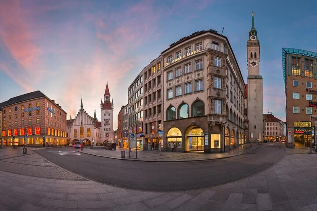 un grande edificio in una città con una torre dell'orologio