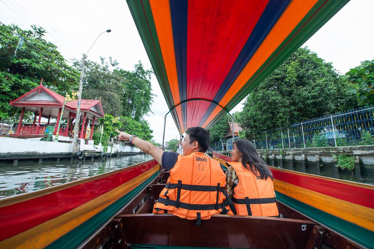 dua orang menaiki bot dengan pelangi
