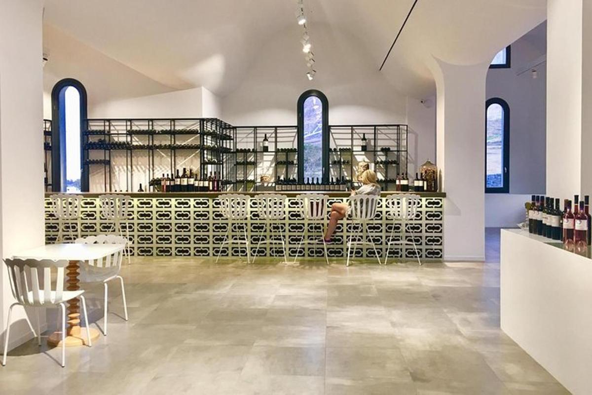 Una habitación con una mesa y sillas y ventanas.