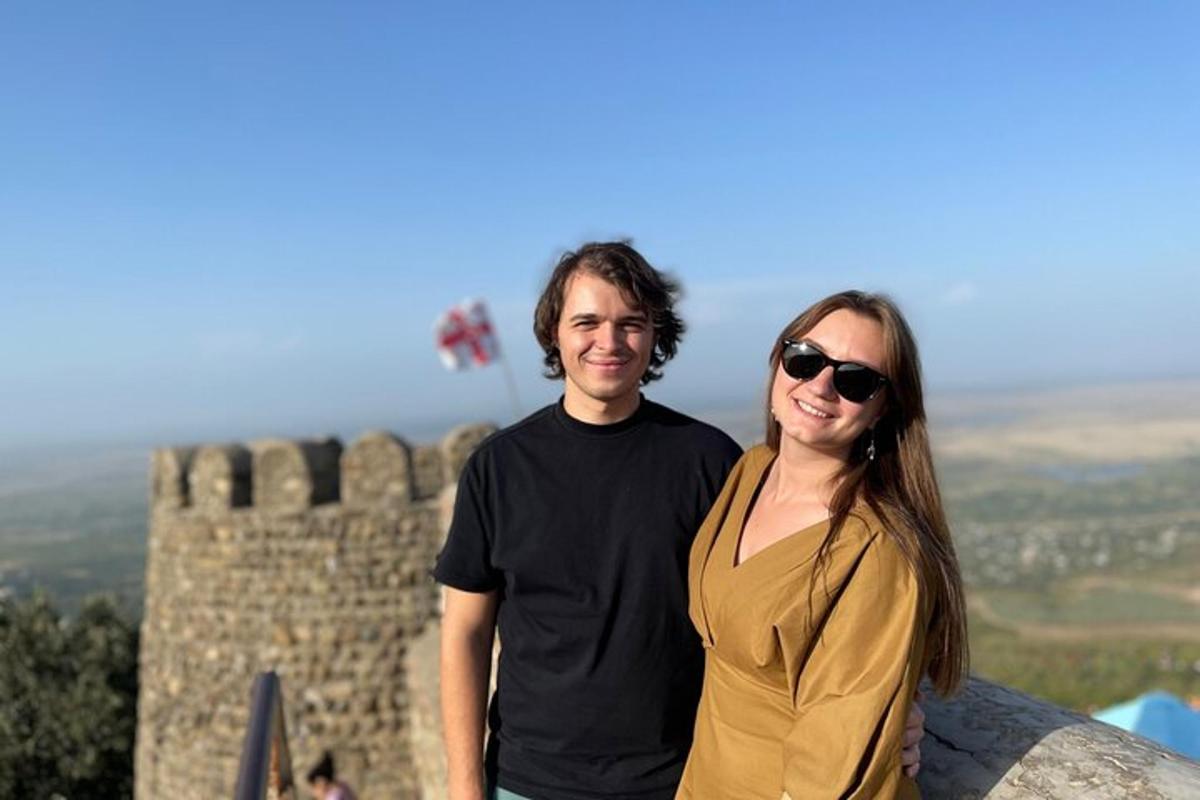 un bărbat și o femeie stând pe vârful unui castel