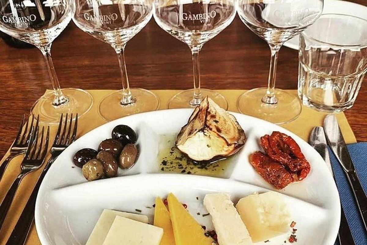 un plat de menjar sobre una taula amb copes de vi