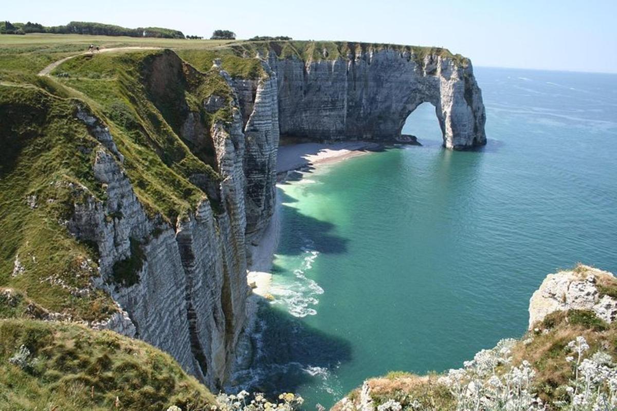 un arc în stâncile de lângă ocean