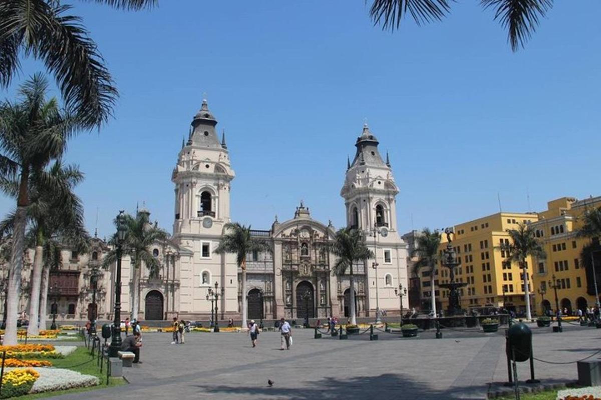 un gran edifici amb dues torres i palmeres al davant