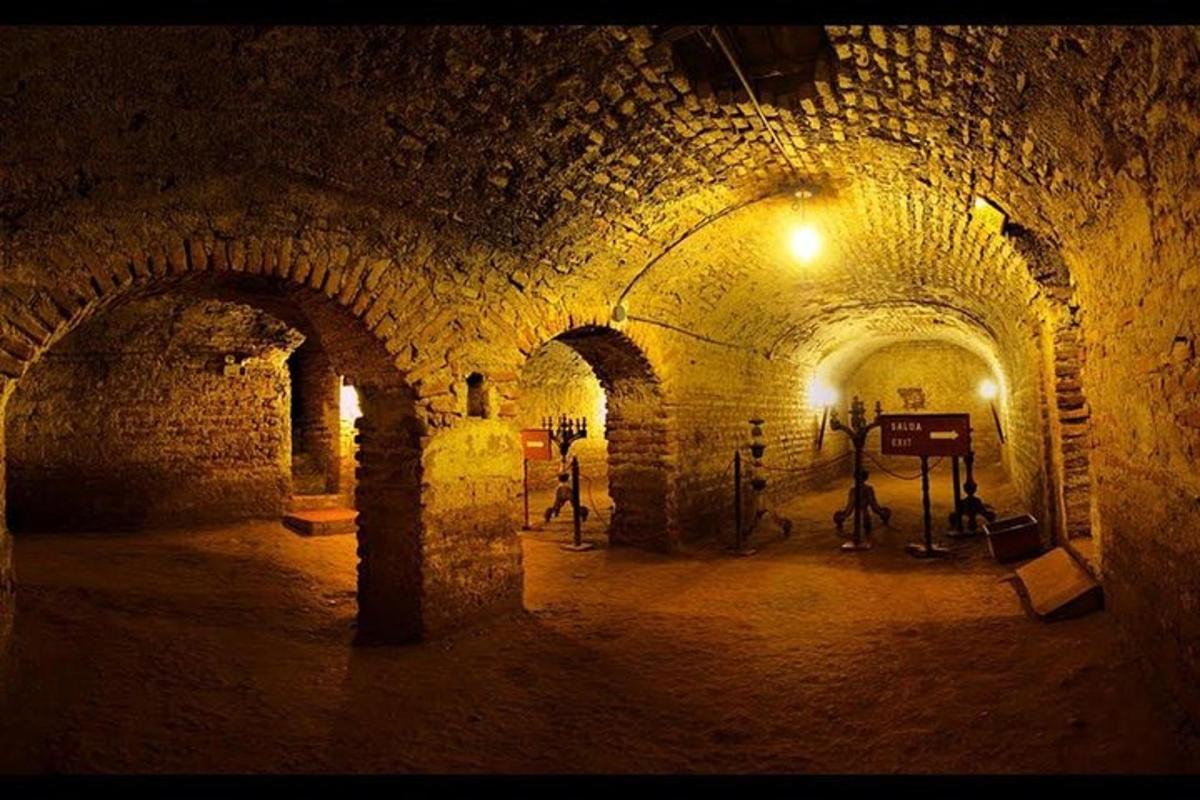 un vell túnel de pedra amb llum a la nit