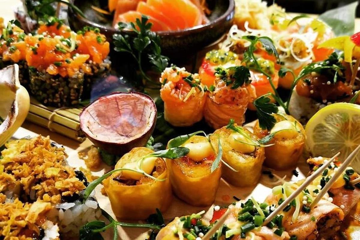 taldrik toitu sushi ja muude toitudega