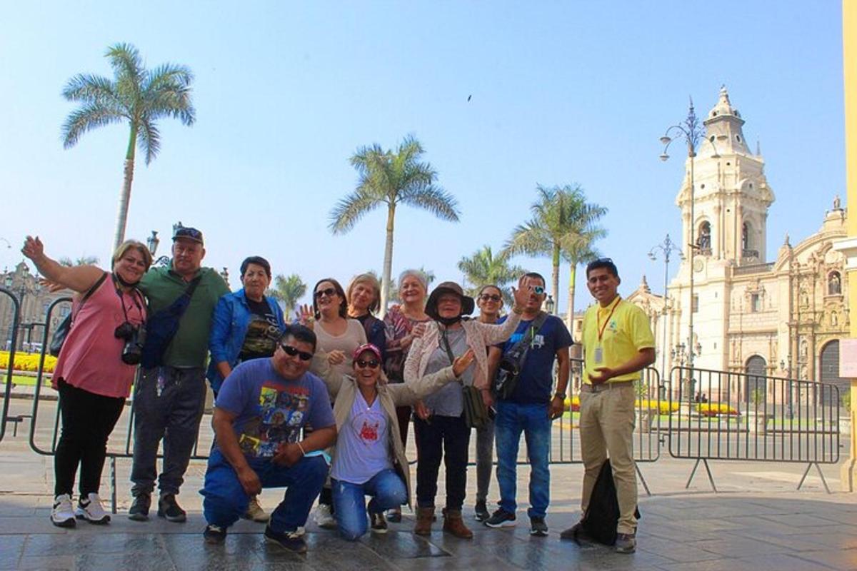 un grup de persones posant per a una foto davant d'un edifici