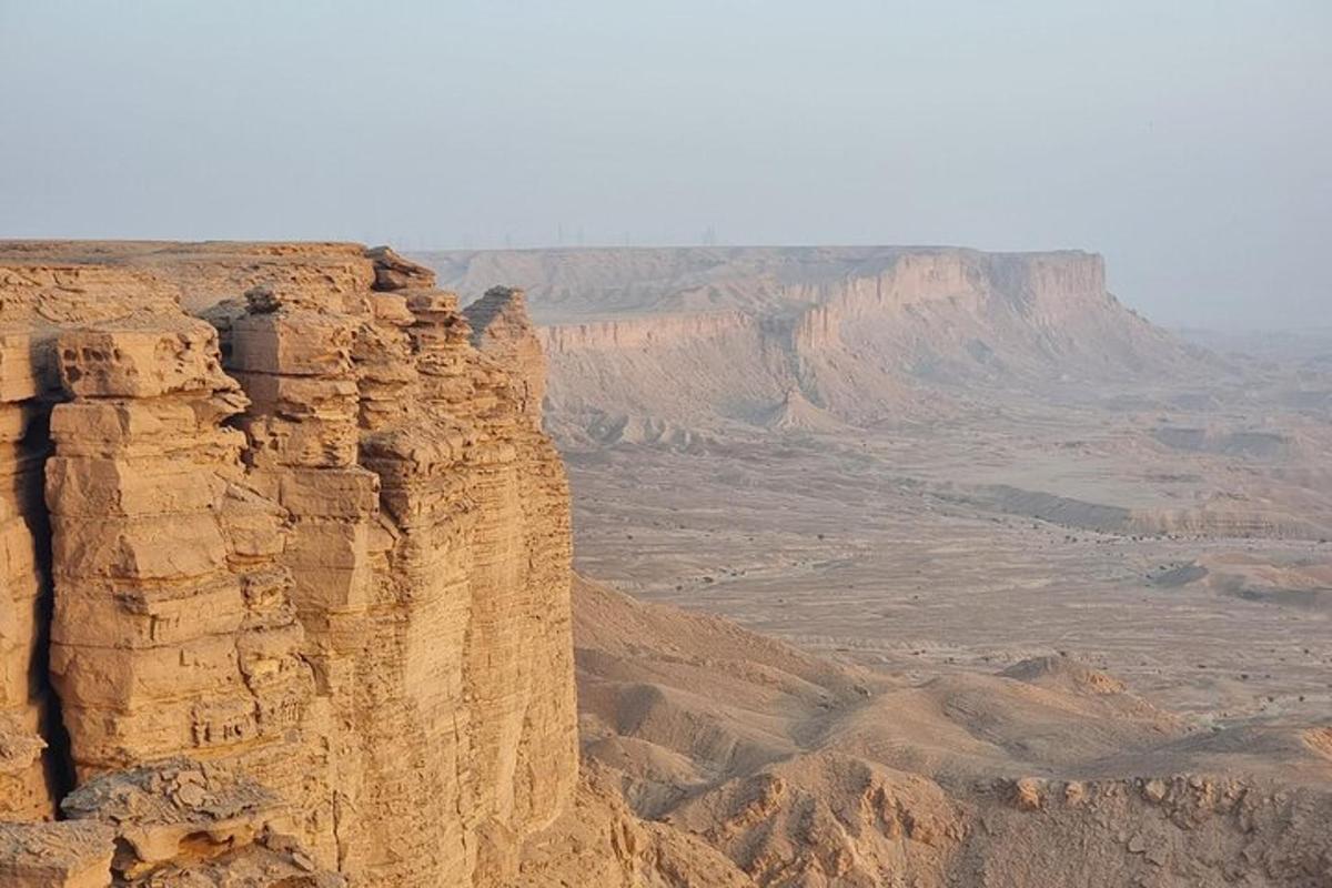 una vista del deserto dal bordo di una scogliera