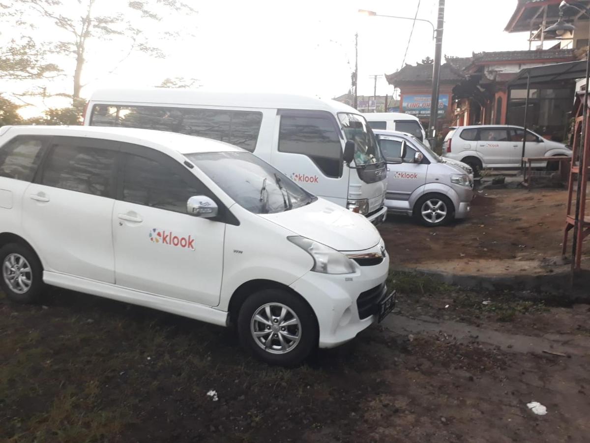 bílé auto zaparkované vedle bílé dodávky