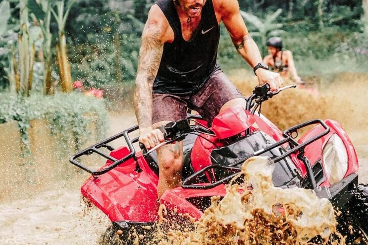 ein Mann, der mit einem Dirtbike durch den Schlamm fährt