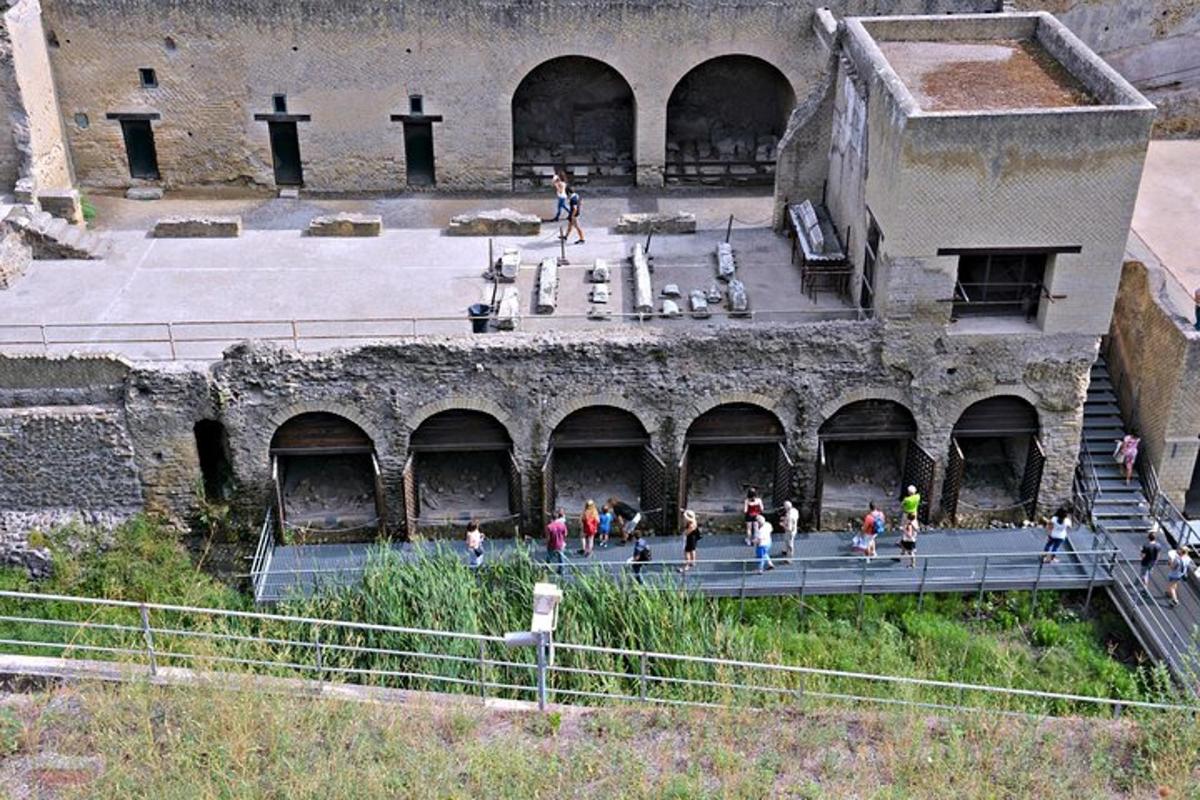 un gruppo di persone che camminano all'interno di un edificio
