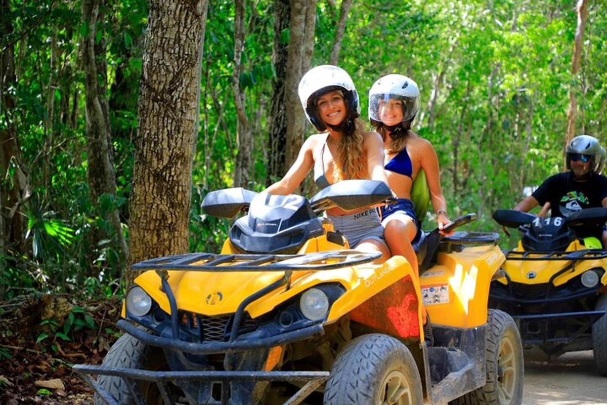 Kaks inimest sõidavad ATV-ga metsas