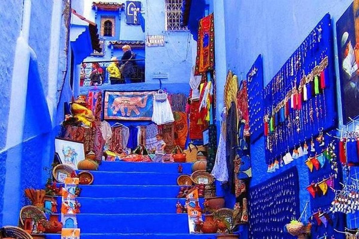 dinding biru dengan tangga biru dalam sebuah bangunan