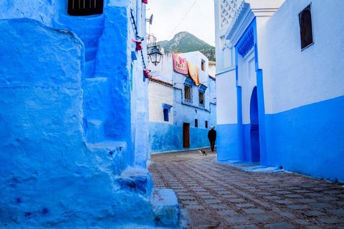 seseorang yang berjalan di lorong biru dan putih