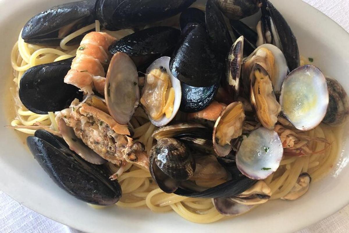 ムール貝とシーフードを添えたパスタの皿