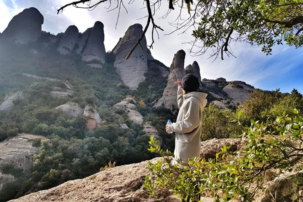 Un hombre parado en la cima de una montaña mirando la vista