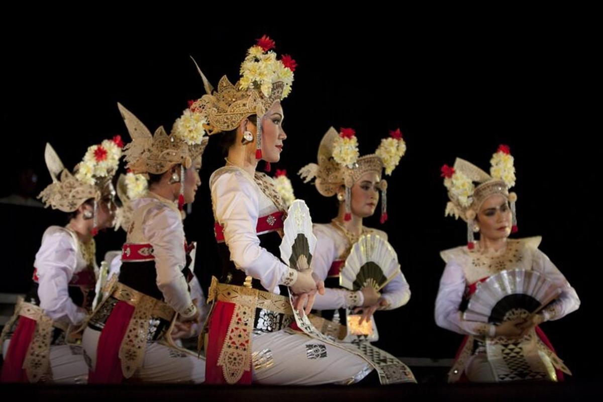 sekumpulan wanita berpakaian kostum dengan topi