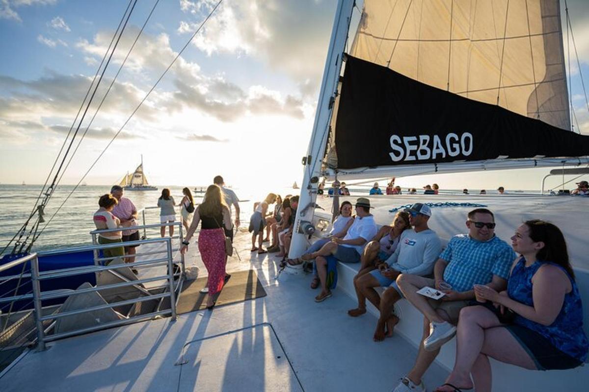 um grupo de pessoas sentadas no convés de um barco