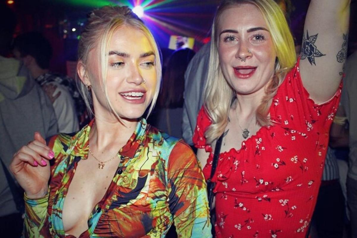 kaks naist peol teineteise kõrval seismas