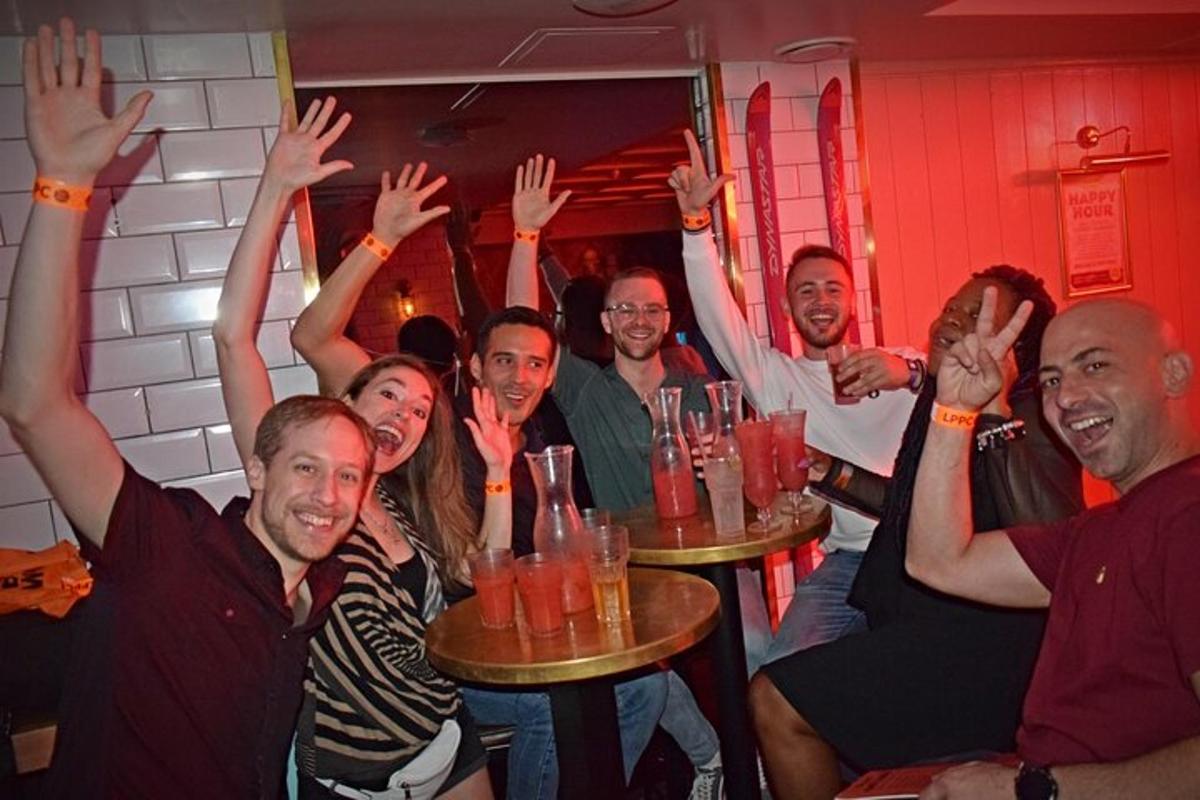 grupp inimesi baaris käsi tõstmas