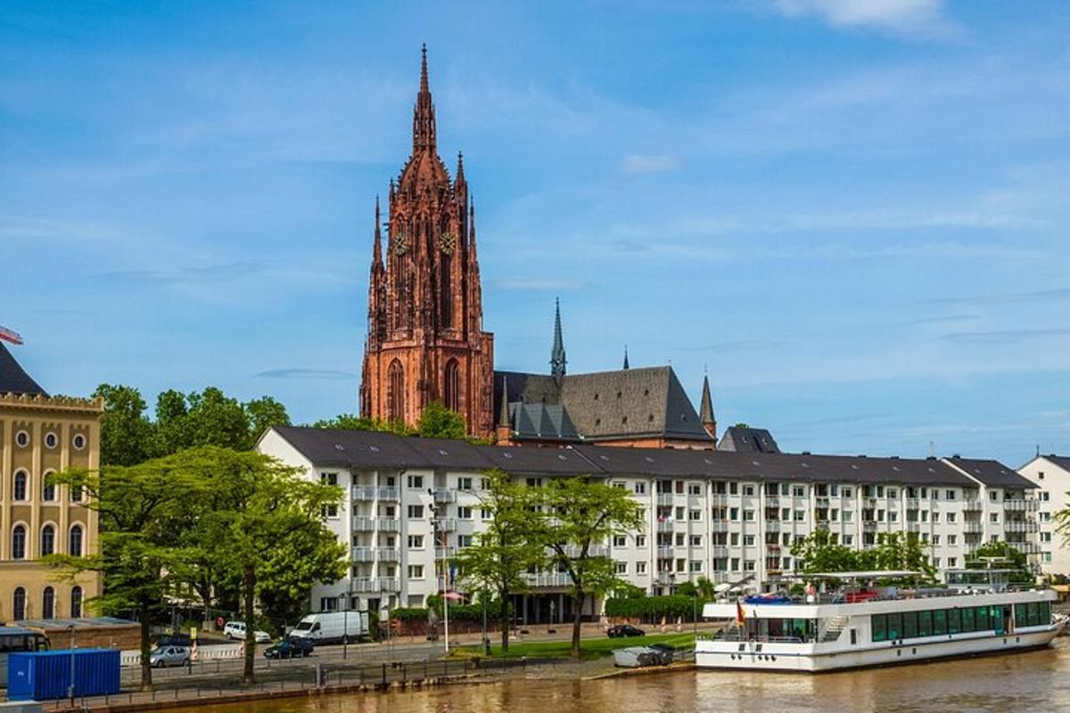 budynek z wieżą zegarową nad rzeką
