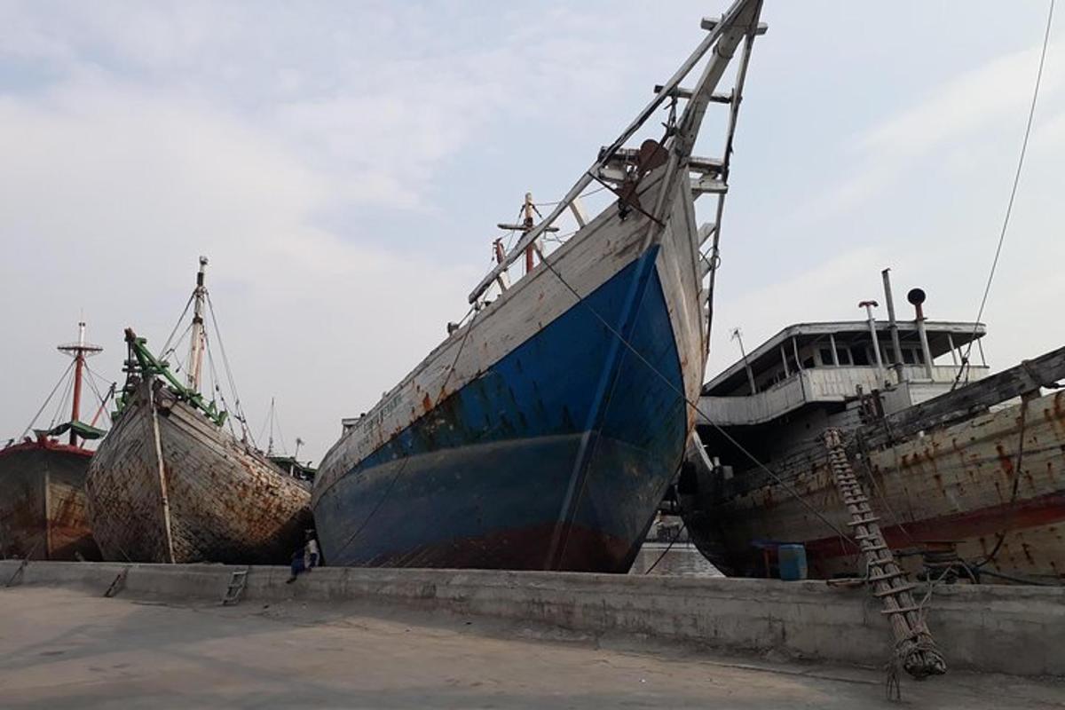 a group of boats parked next to each other