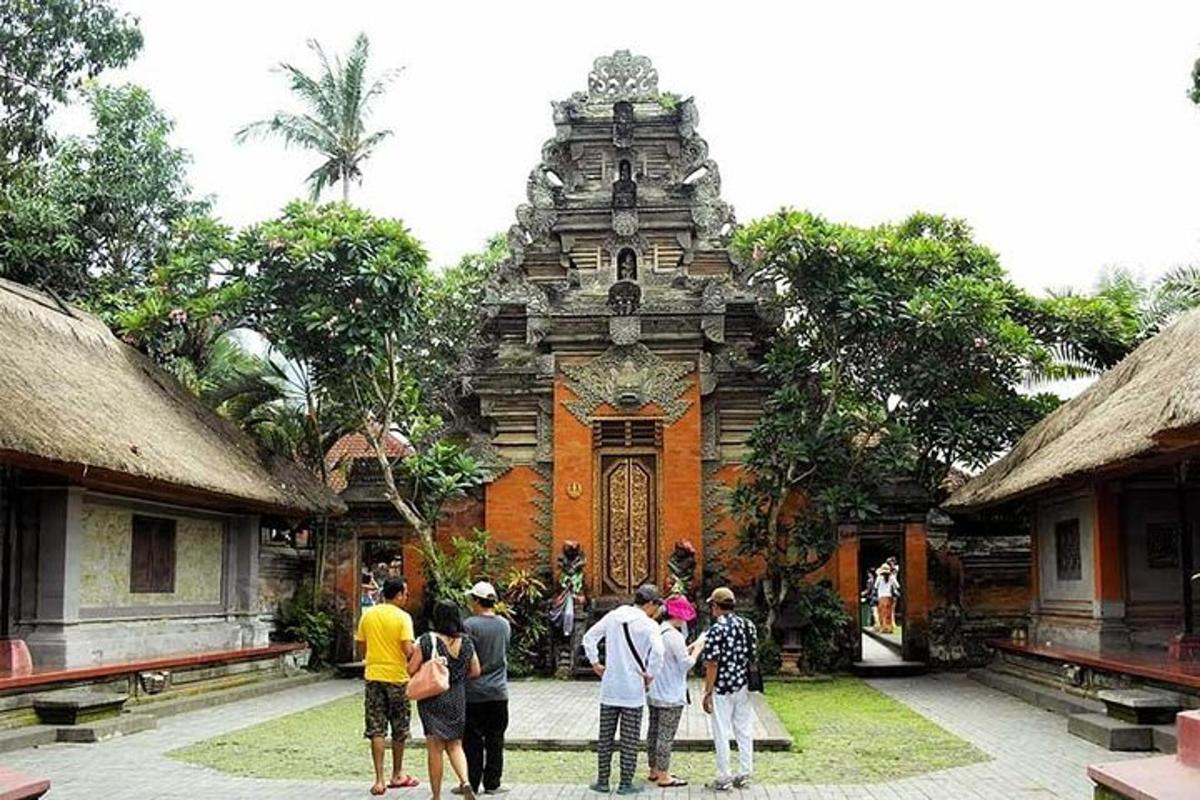 sekelompok orang yang berdiri di depan sebuah gedung