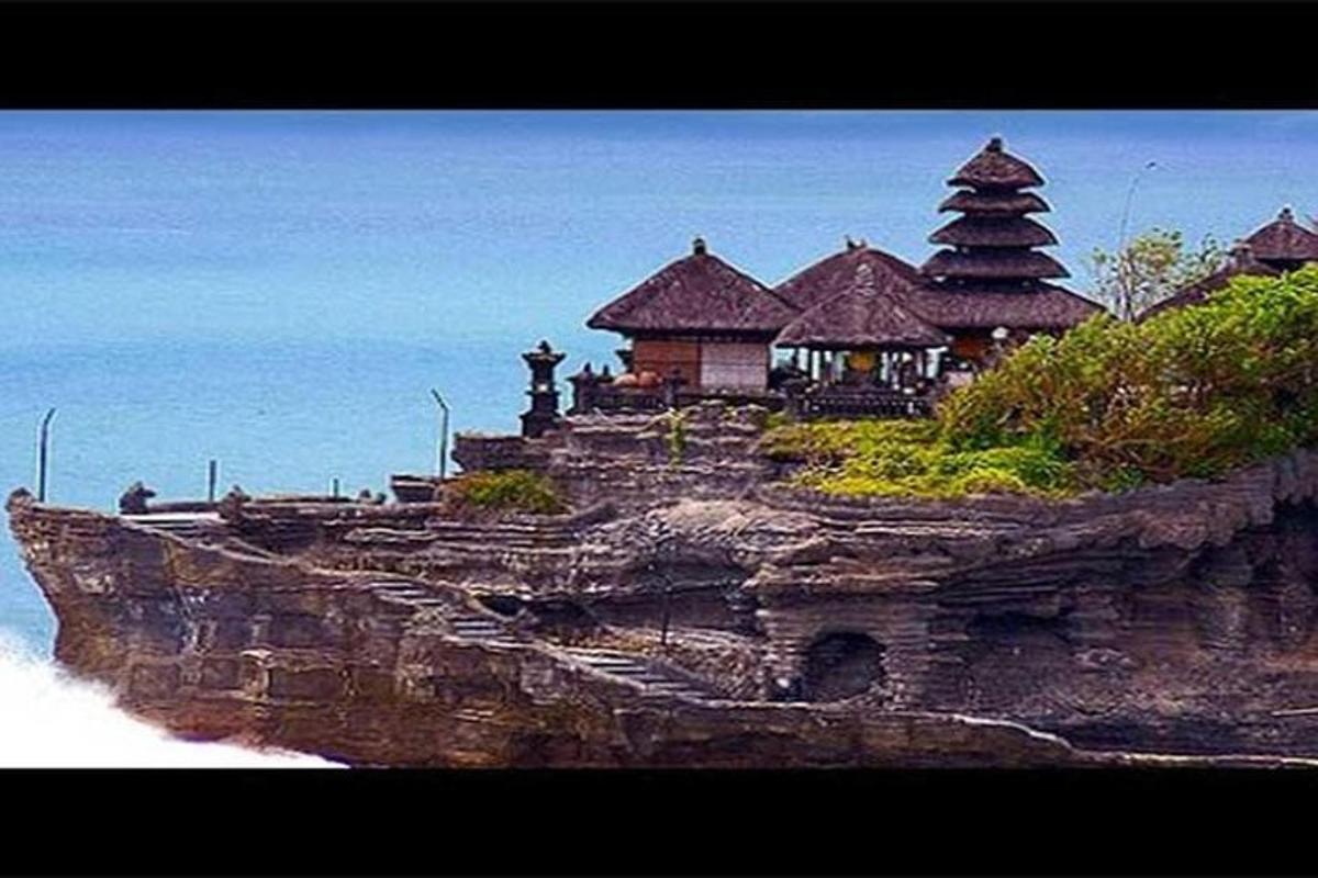 sebuah bangunan di atas tebing dengan lautan