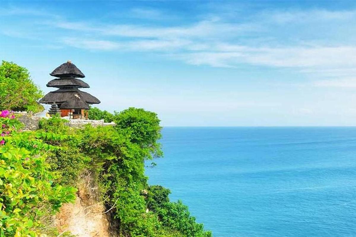 sebuah bangunan di atas bukit di sebelah laut