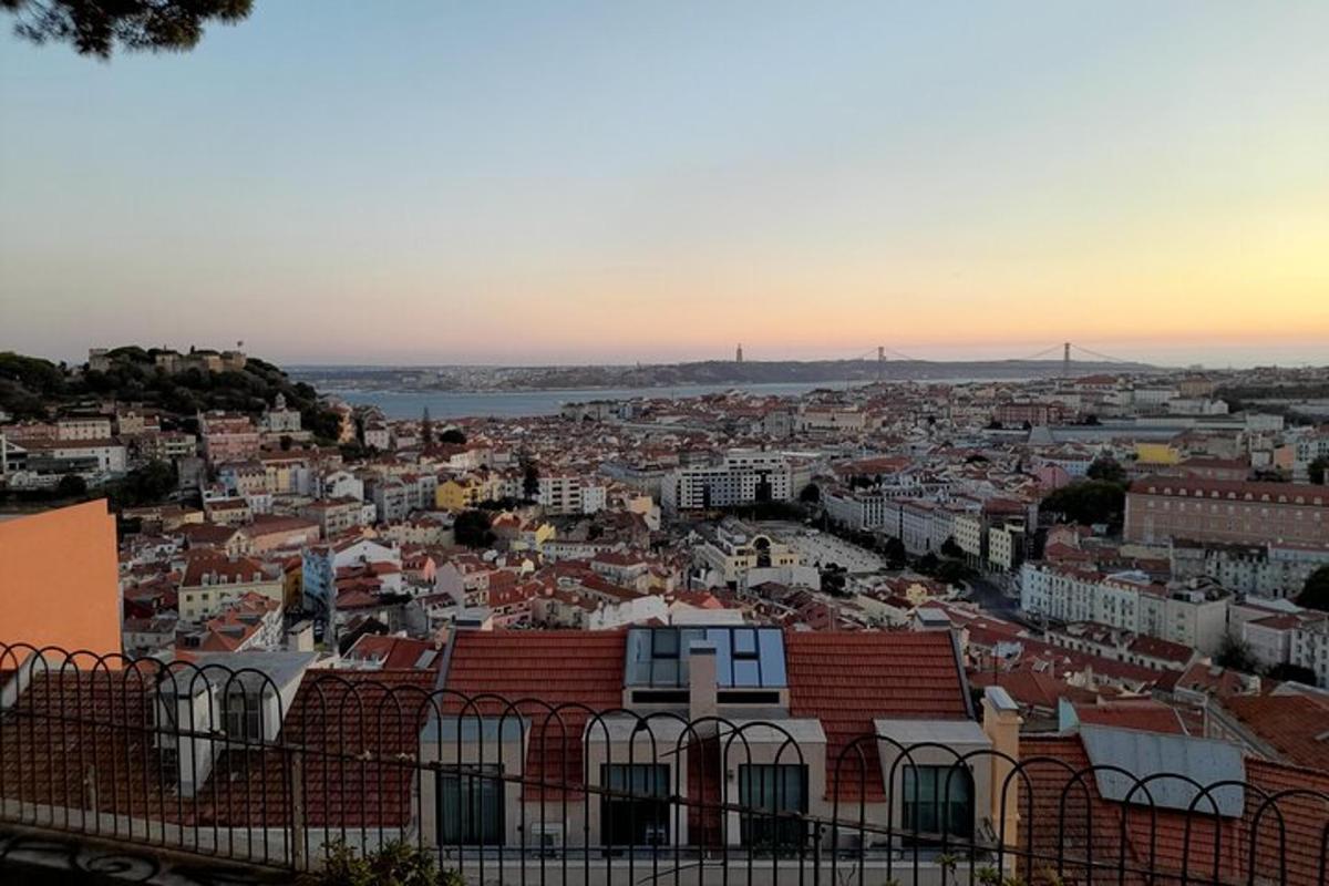 una vista di una città al tramonto con edifici