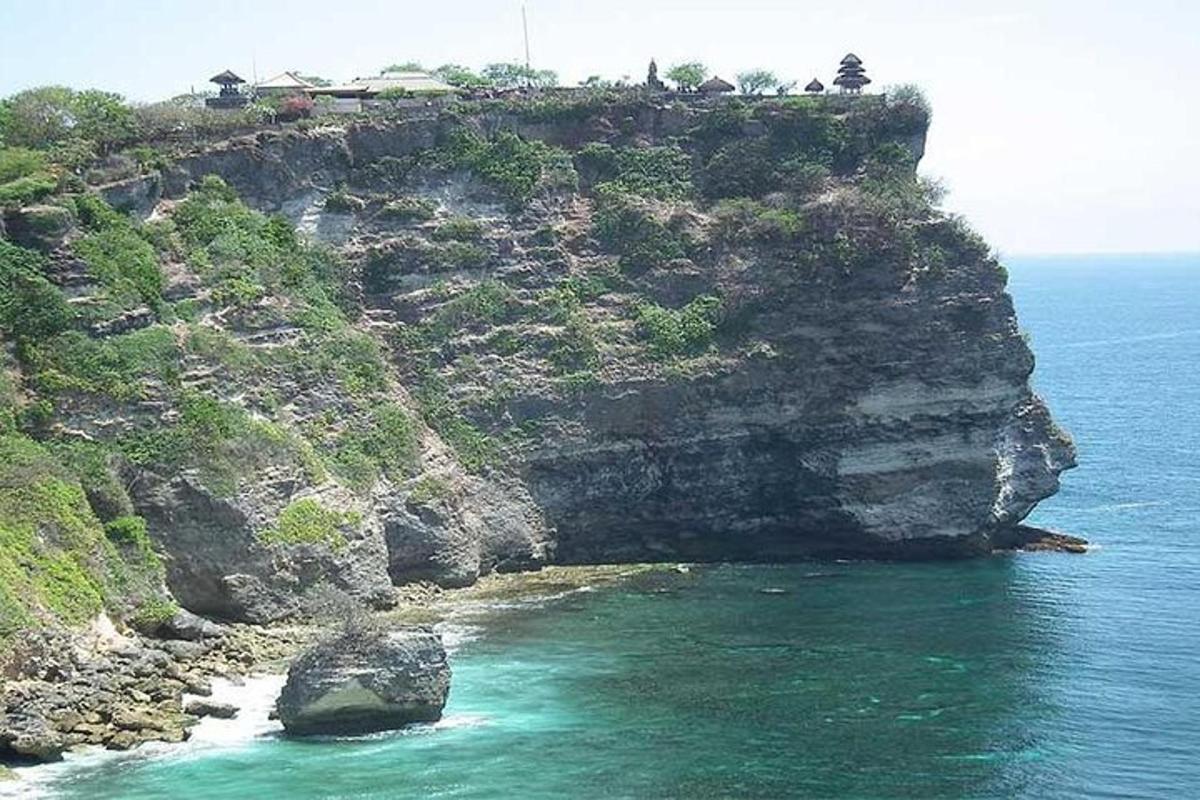 sebuah batu besar di tengah lautan