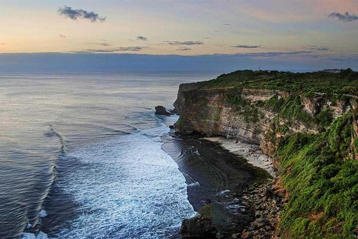 pemandangan udara laut dan tebing