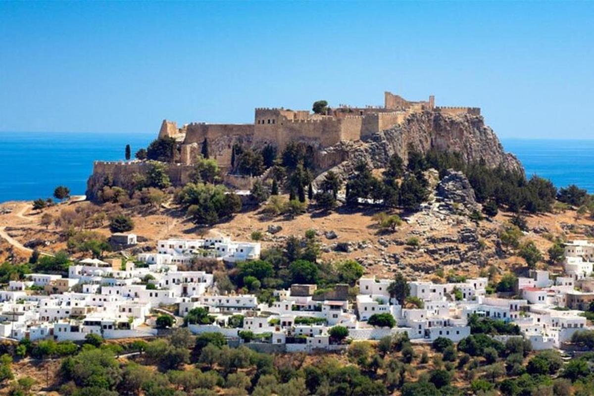 una ciudad con un castillo en la cima de una colina