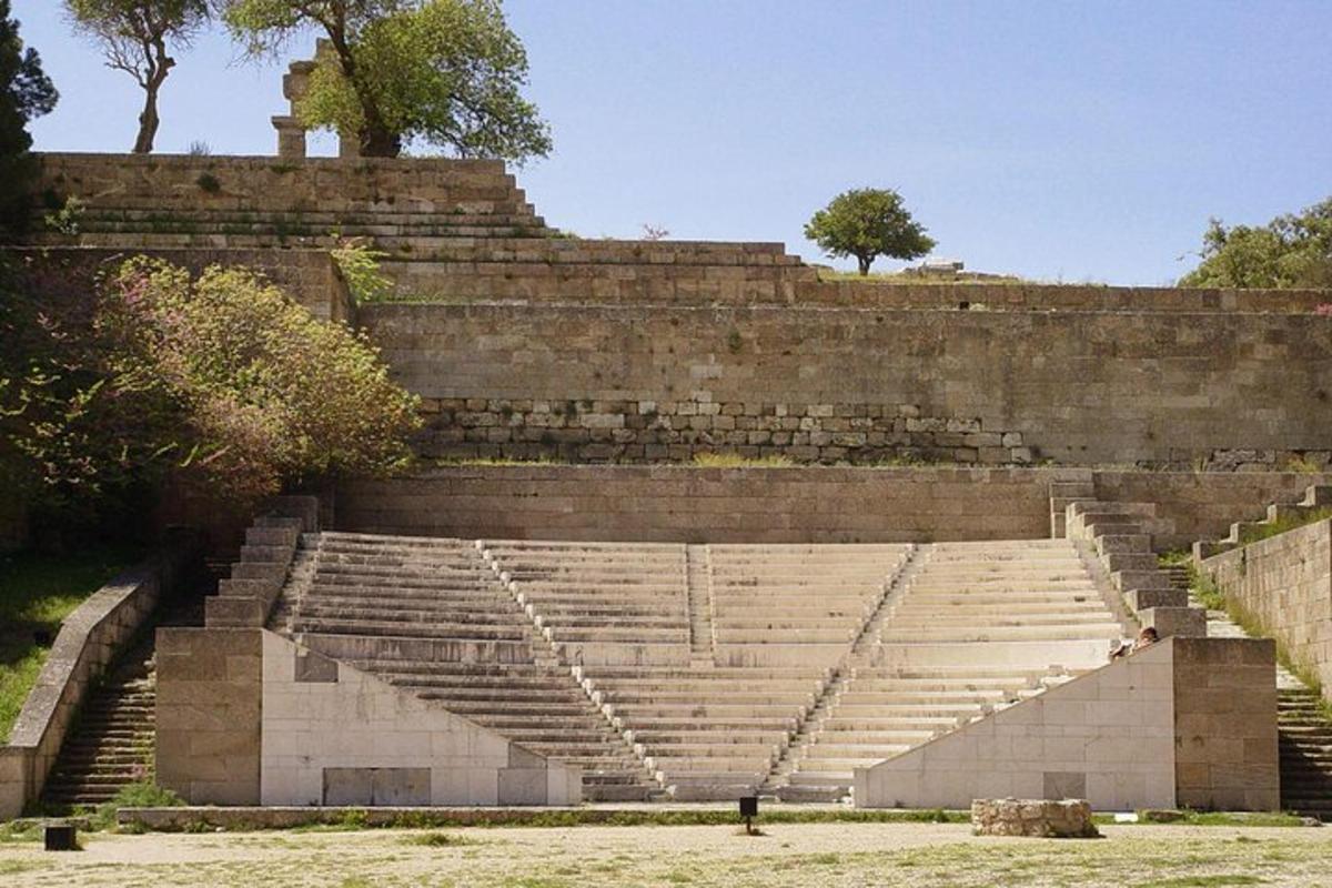Un gran anfiteatro con escalones delante de un muro.