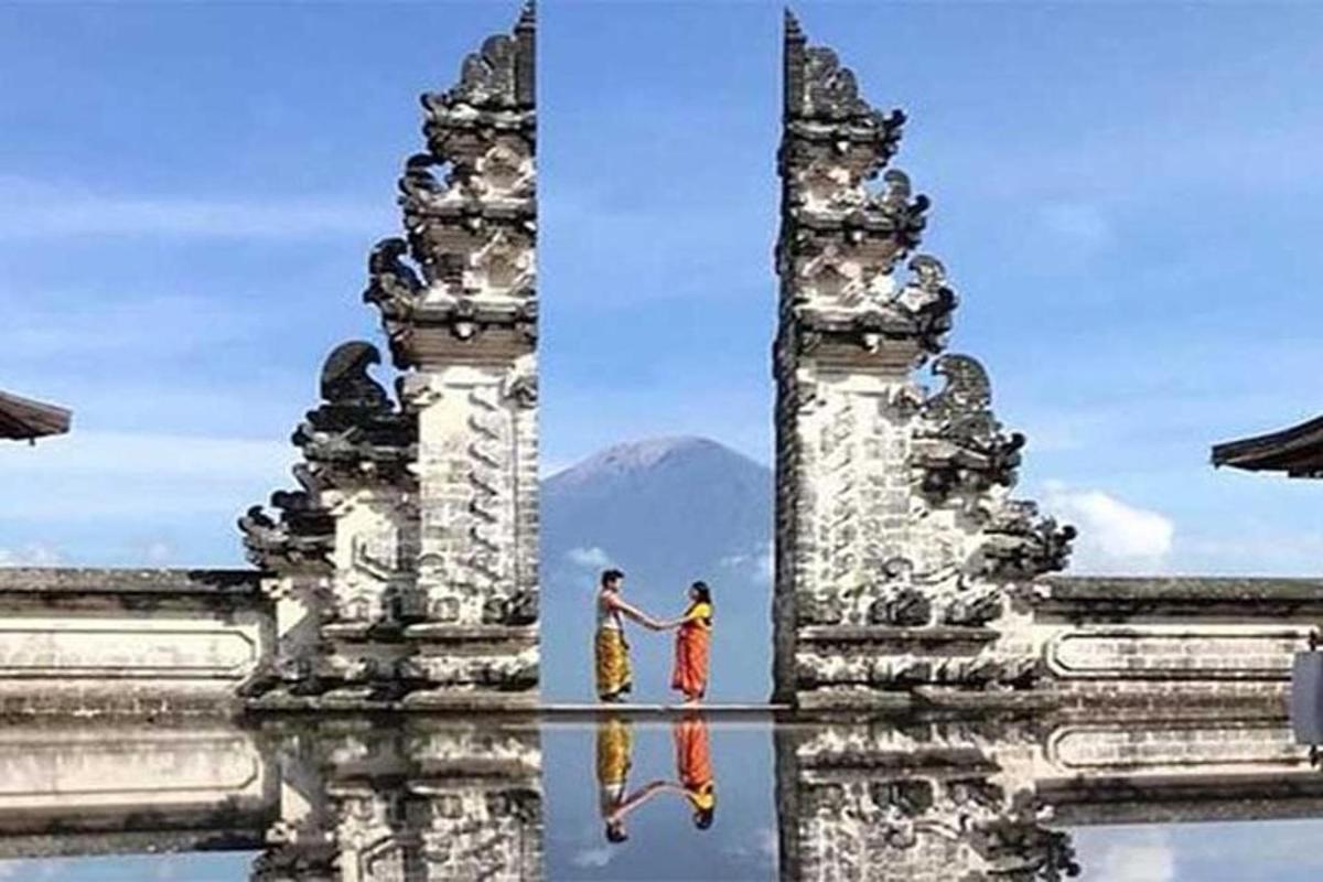 zwei Menschen spiegeln sich in einer Wasserlache