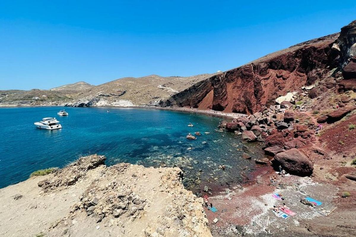 водойма з човном у воді