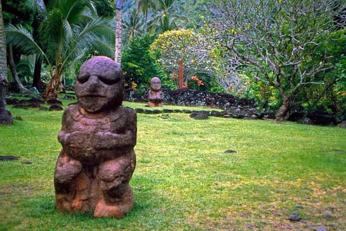 a group of statues sitting in the grass
