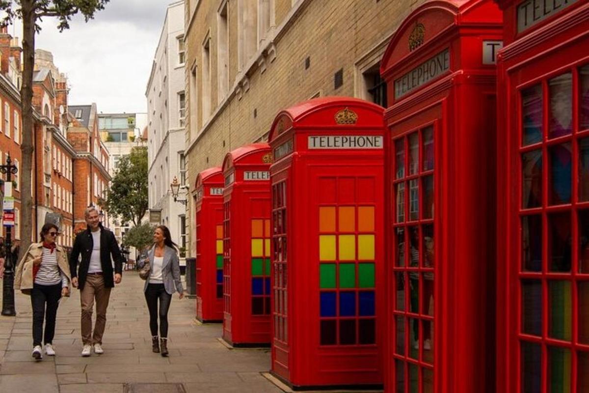 un gruppo di cabine telefoniche rosse su una strada