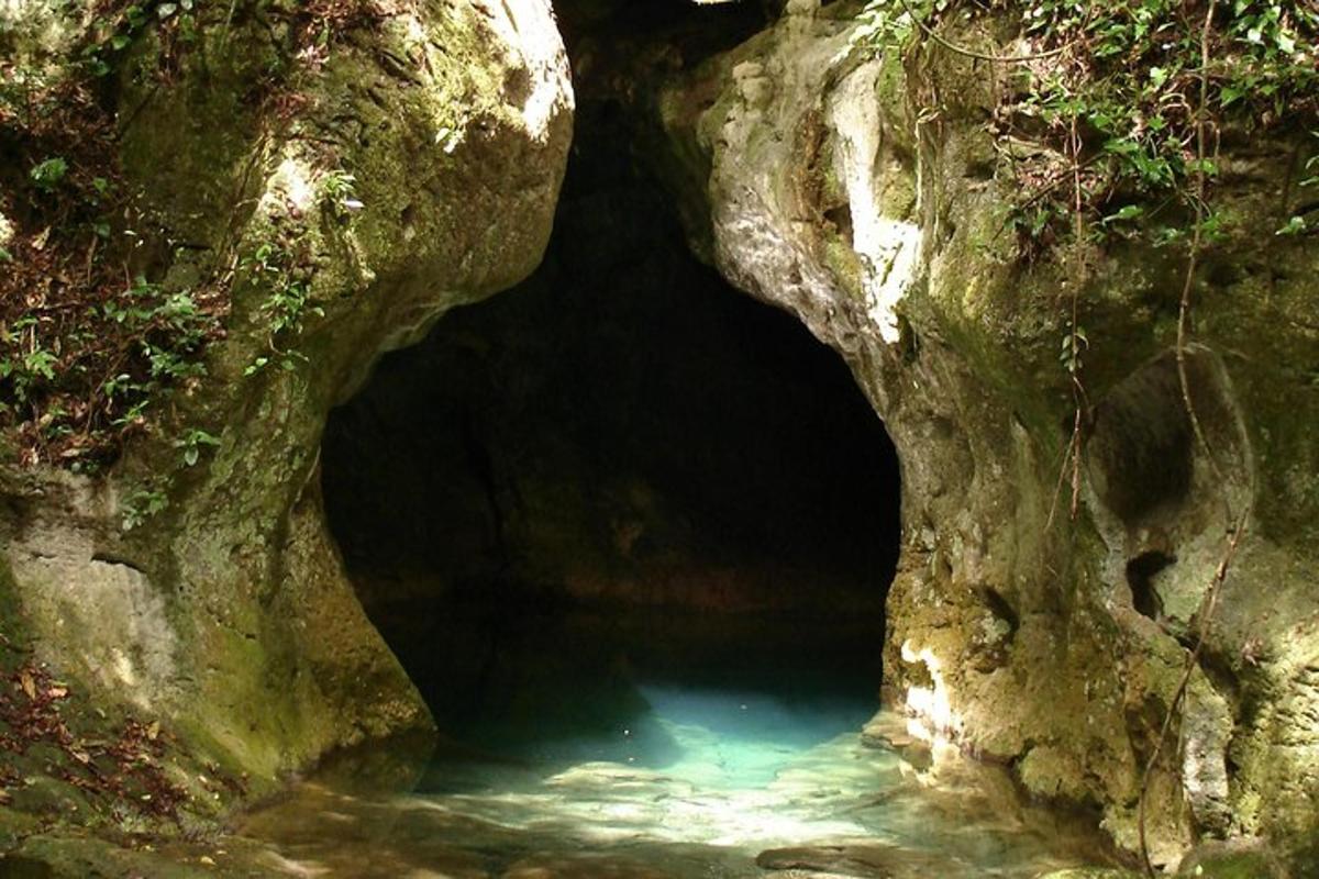 una cova amb un bassal d'aigua a dins