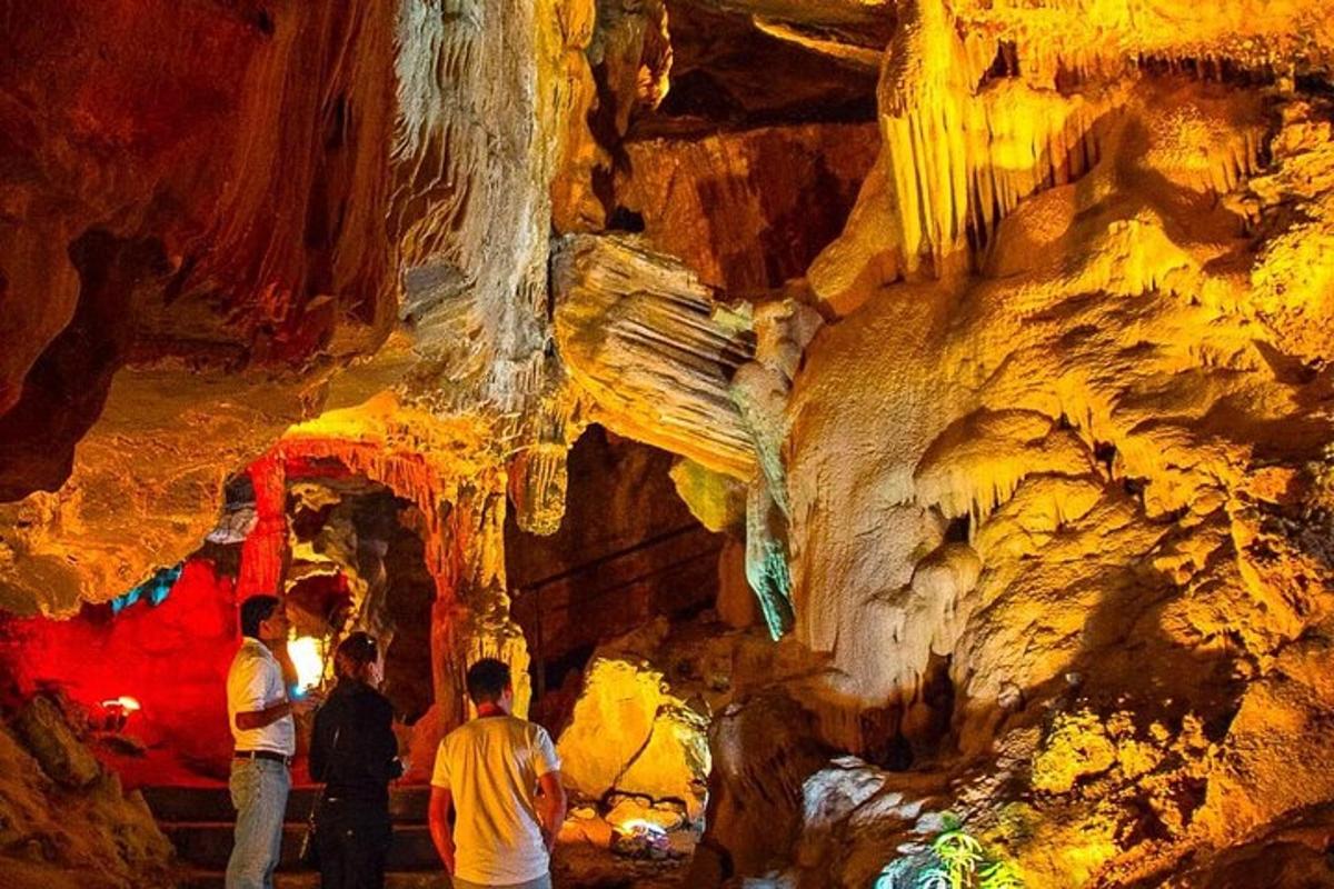 sekumpulan orang berdiri di dalam sebuah gua
