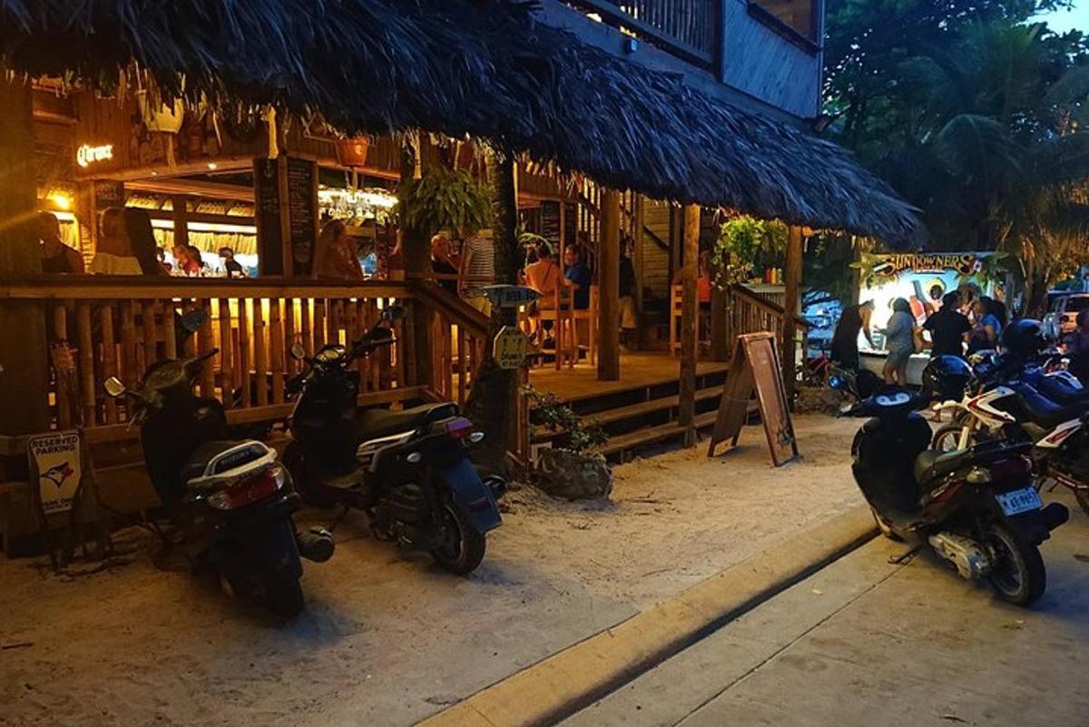 un gruppo di motociclette parcheggiate davanti a un ristorante