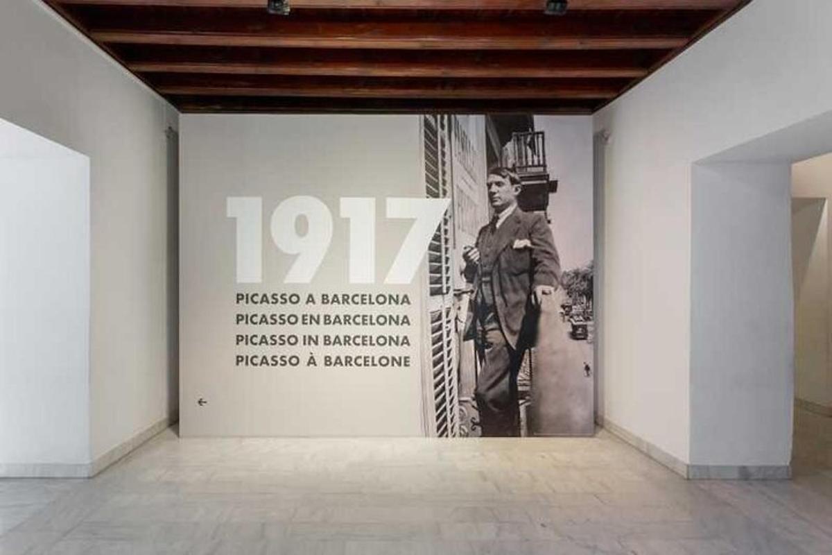 uma parede com a imagem de um homem